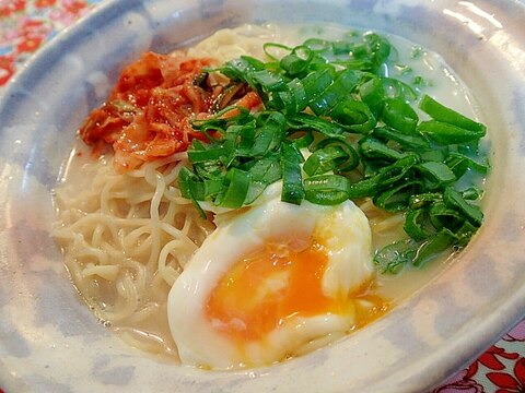 温泉卵♡キムチ♡九条葱の豚骨ラーメン♬